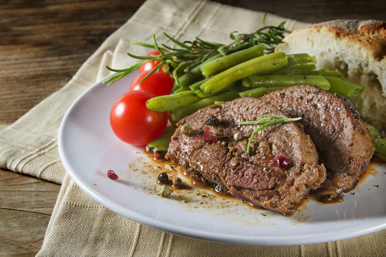Jak przygotować stek z jagnięciny, aby był soczysty i aromatyczny