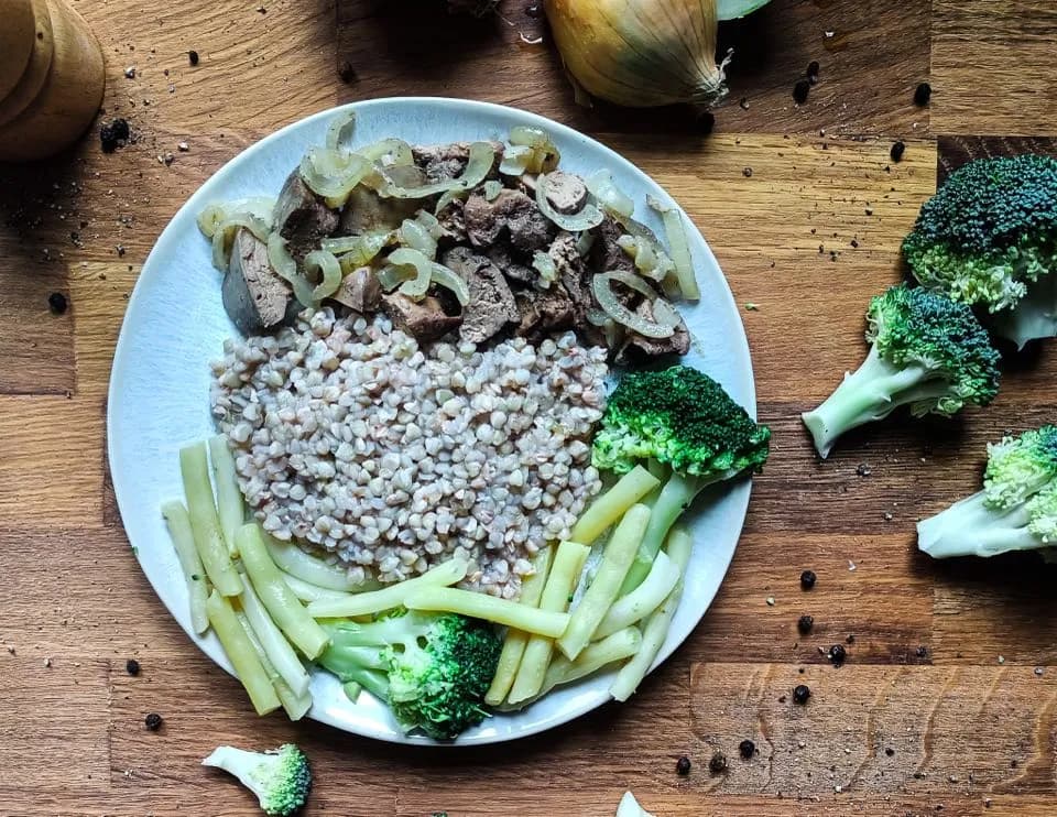 Z czym podać wątróbkę drobiową, aby zachwycić gości?