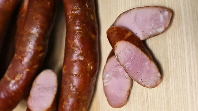 Ile przypraw na 10 kg kiełbasy? Odkryj idealne proporcje smaków