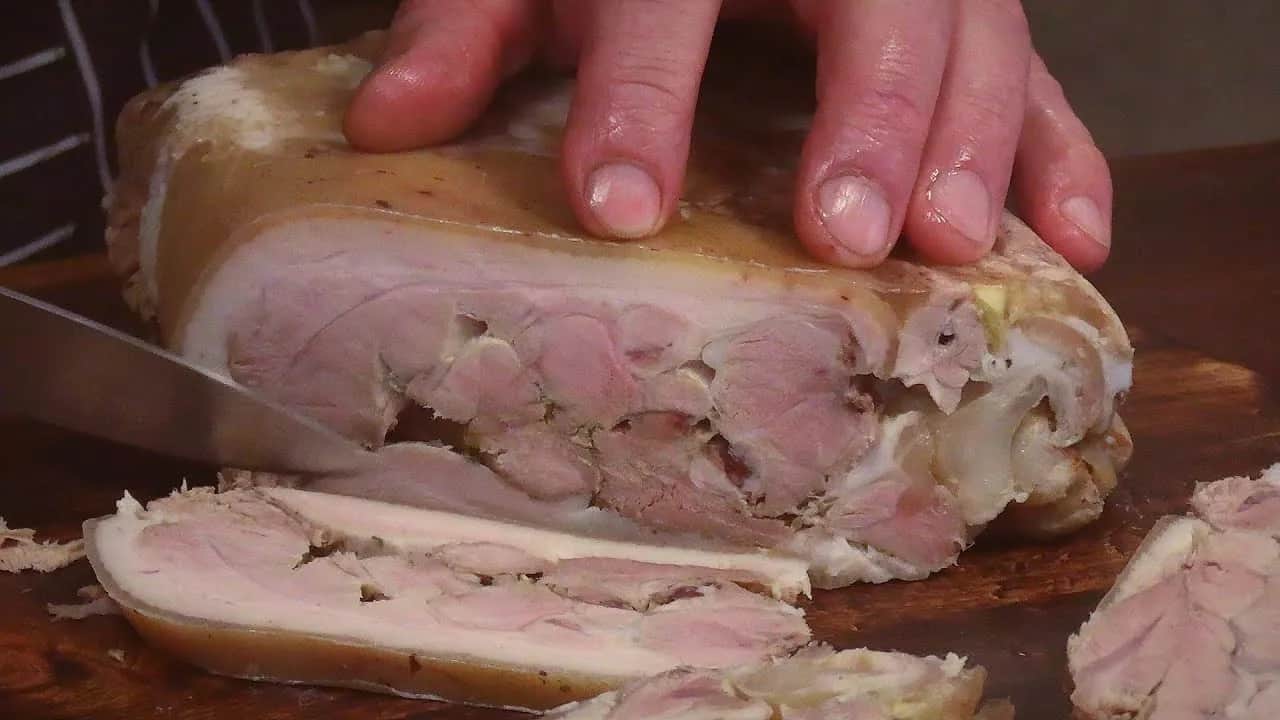 Co zrobić ze skórą z golonki? Sprawdzone sposoby na wykorzystanie