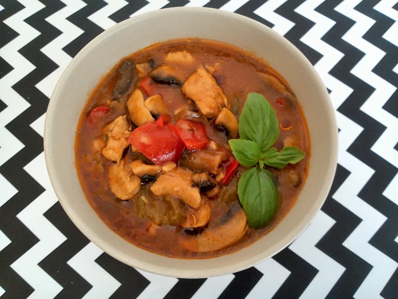 Pyszny gulasz drobiowy z papryką – prosty przepis na obiad