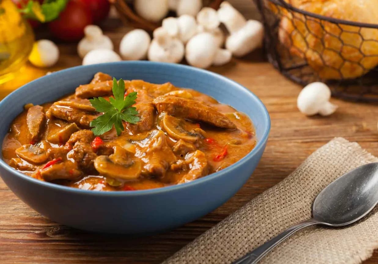 Co do strogonowa? Sprawdź najlepsze dodatki i przepisy na danie