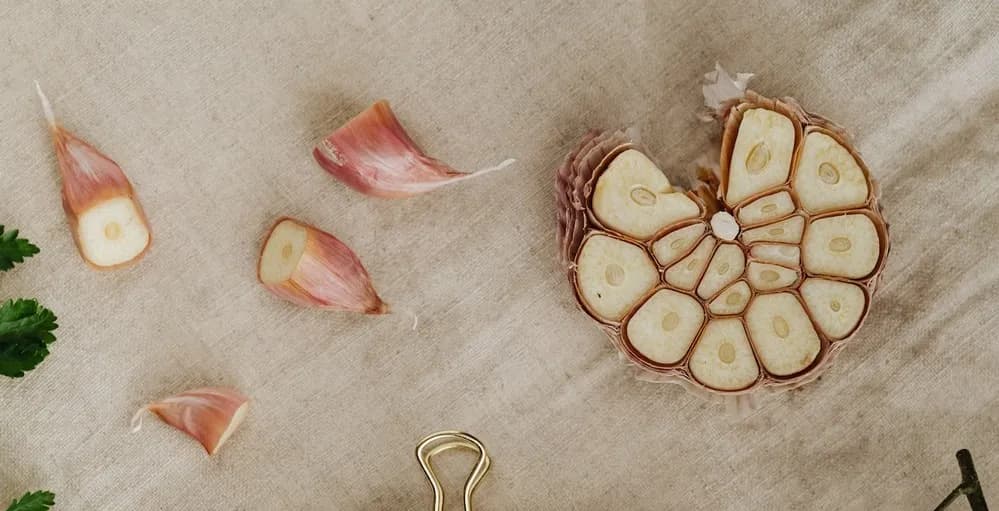 Ile czosnku granulowanego do kiełbasy? Odkryj idealne proporcje