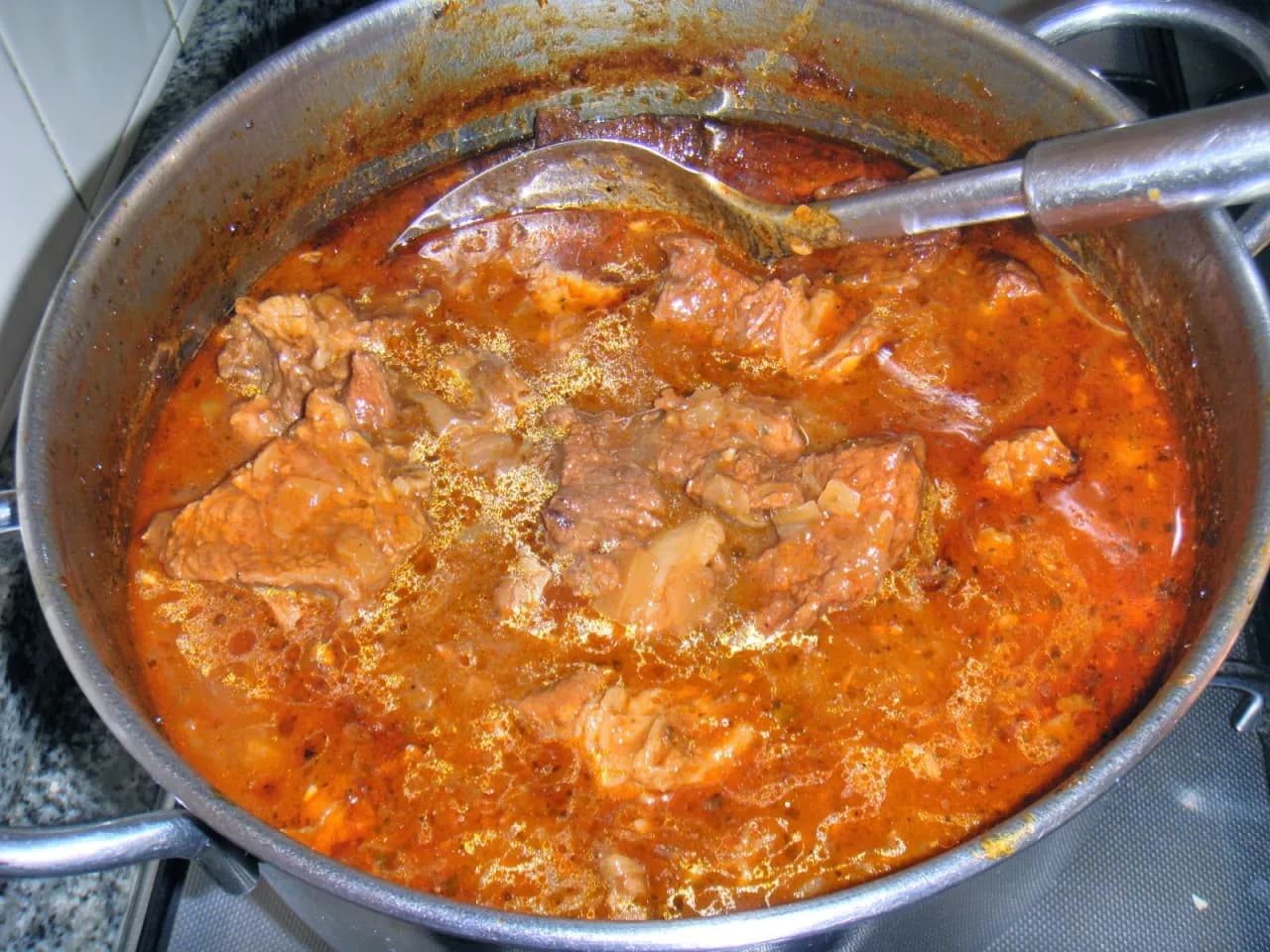 Pyszny gulasz z wołowiny krok po kroku. Prosty przepis, który zachwyci każdego