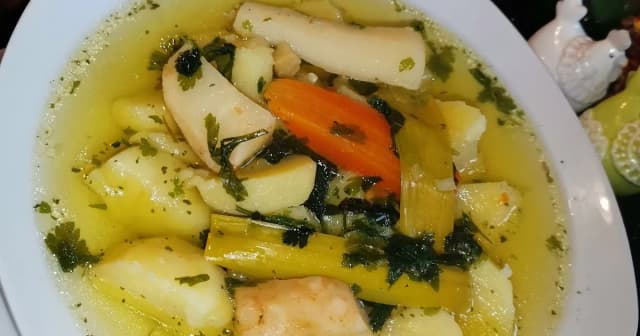Kalorie w rosole: zaskakująco niski poziom tłuszczu w gotowanym kurczaku