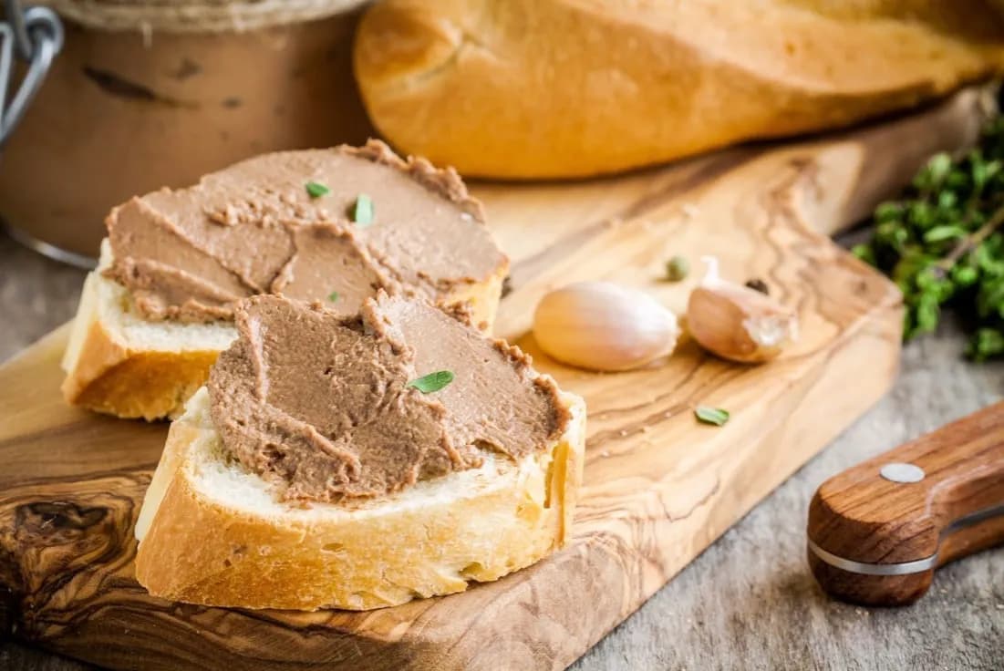 Jakie przyprawy do pasztetu drobiowego, by wzbogacić smak potrawy?