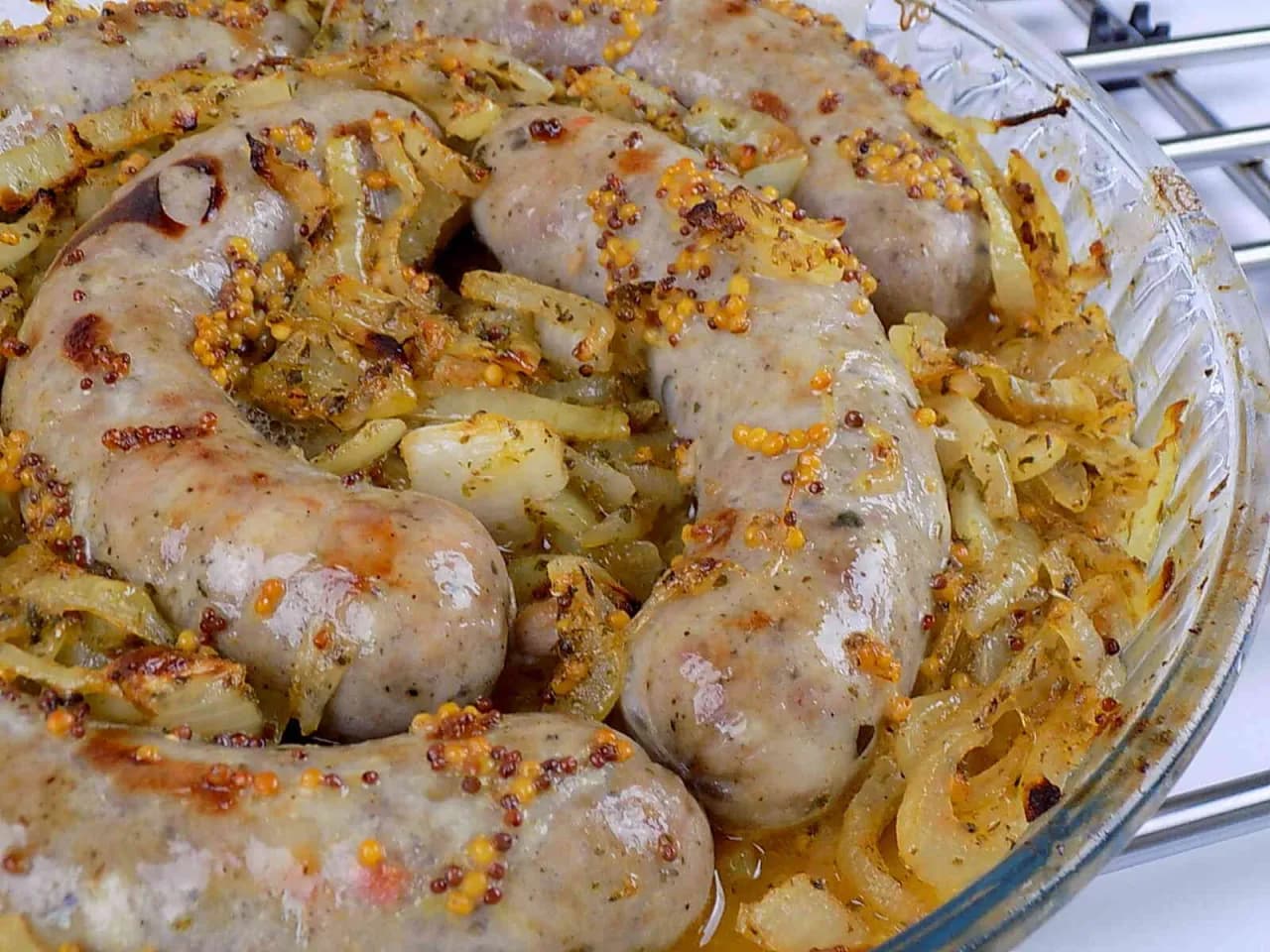 Jak upiec kiełbasę w piekarniku z cebulą, aby była soczysta i aromatyczna