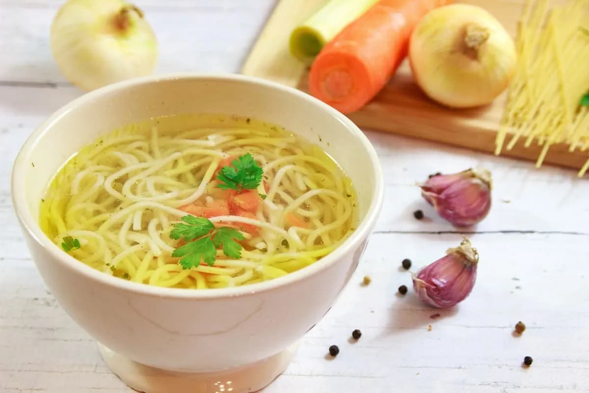 Najlepsze przyprawy do rosołu drobiowego, które poprawią smak zupy