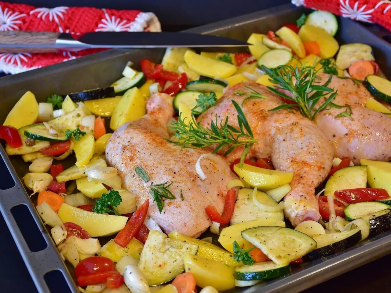 Z czym podać pieczone udka z kurczaka, by zachwycić gości?