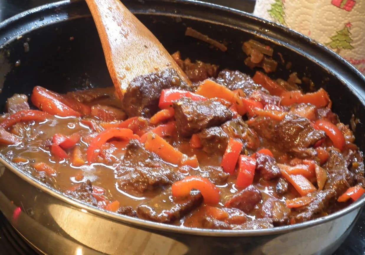 Jak przygotować wołowinę w winie, aby była soczysta i aromatyczna