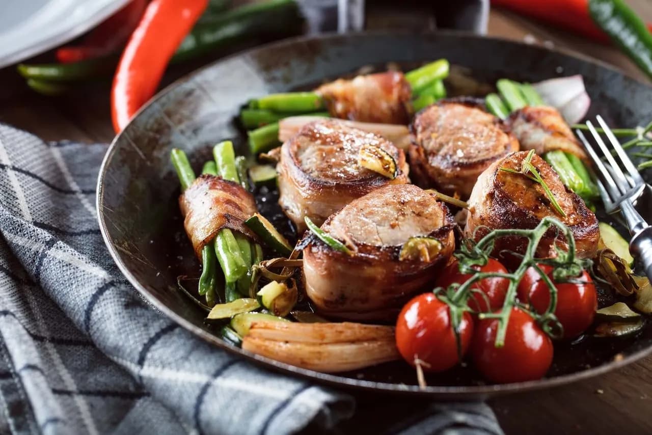 Ile dusić polędwiczki wieprzowe, aby były soczyste i aromatyczne?