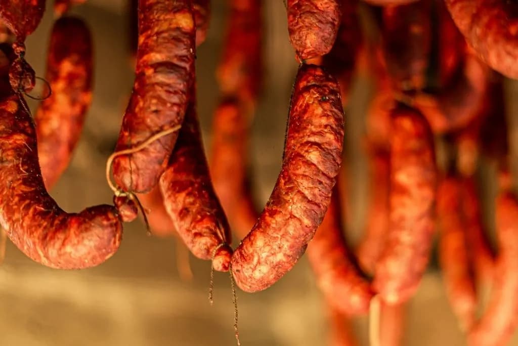 Jak długo wędzić kiełbasę, aby uzyskać idealny smak i aromat?