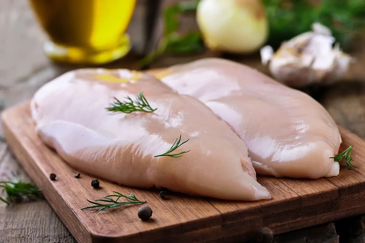 Ile piec piersi kurczaka w piekarniku, aby były soczyste i smaczne?