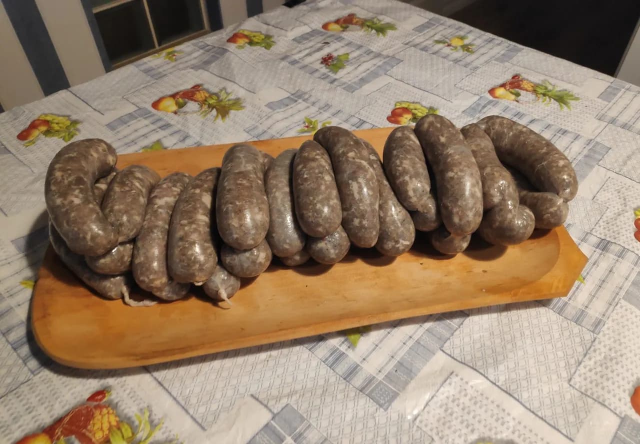 Przepis na kiełbasę surową z majerankiem, który zachwyci smakiem