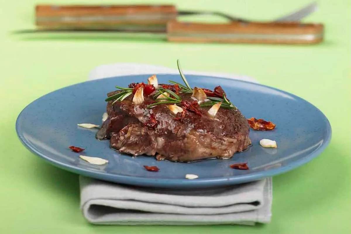 Z czym podać jagnięcinę, aby zachwycić gości i uniknąć rozczarowania