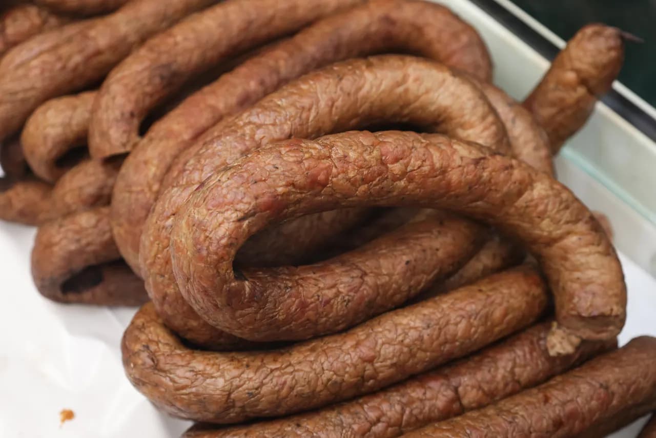 Ceny kiełbasy żywieckiej - sprawdź, dlaczego warto porównać oferty