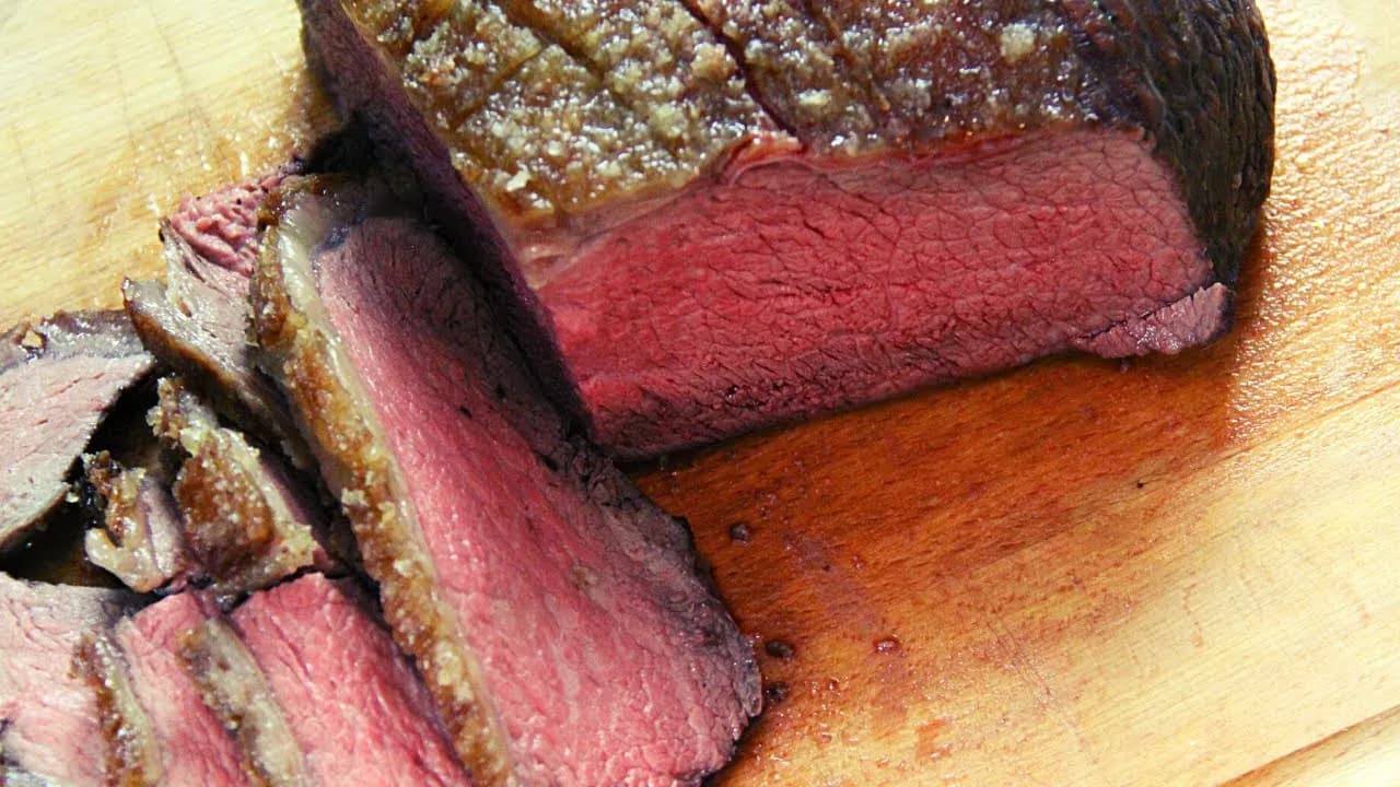 Jak upiec udziec wołowy - prosty przepis, który zachwyci gości