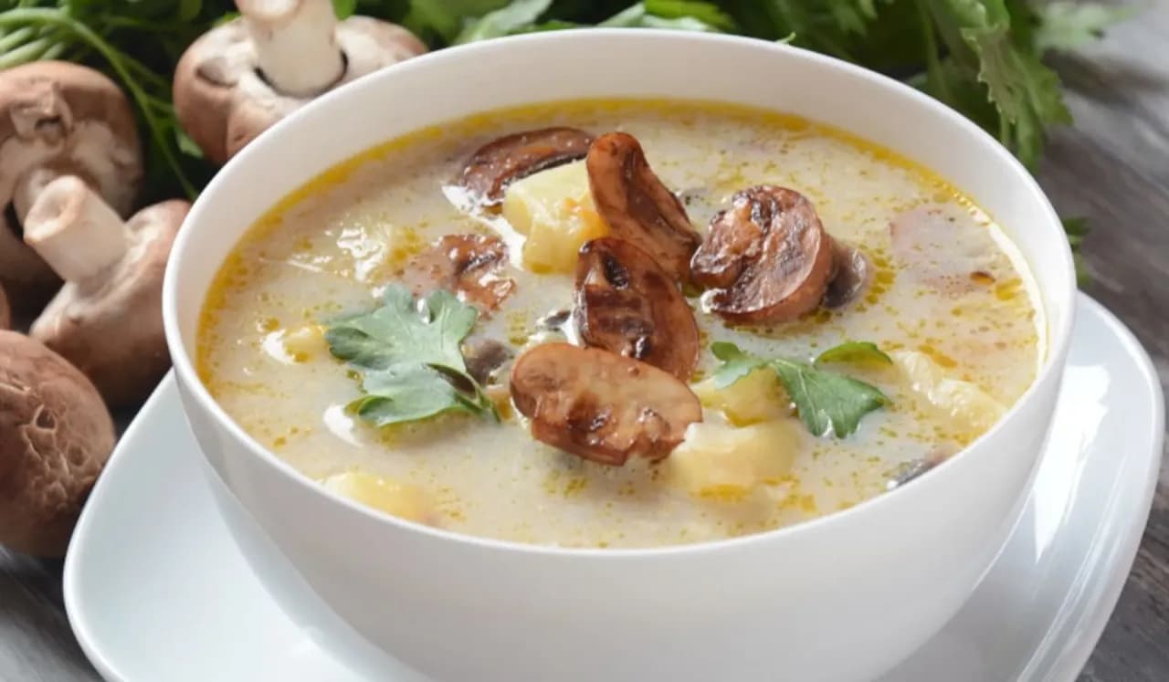 Jakie przyprawy do zupy pieczarkowej, by wydobyć jej pełen smak?