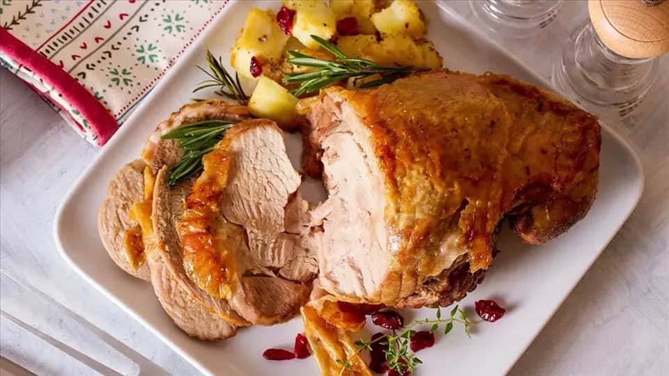 Jak długo piec udziec z indyka, aby był soczysty i aromatyczny