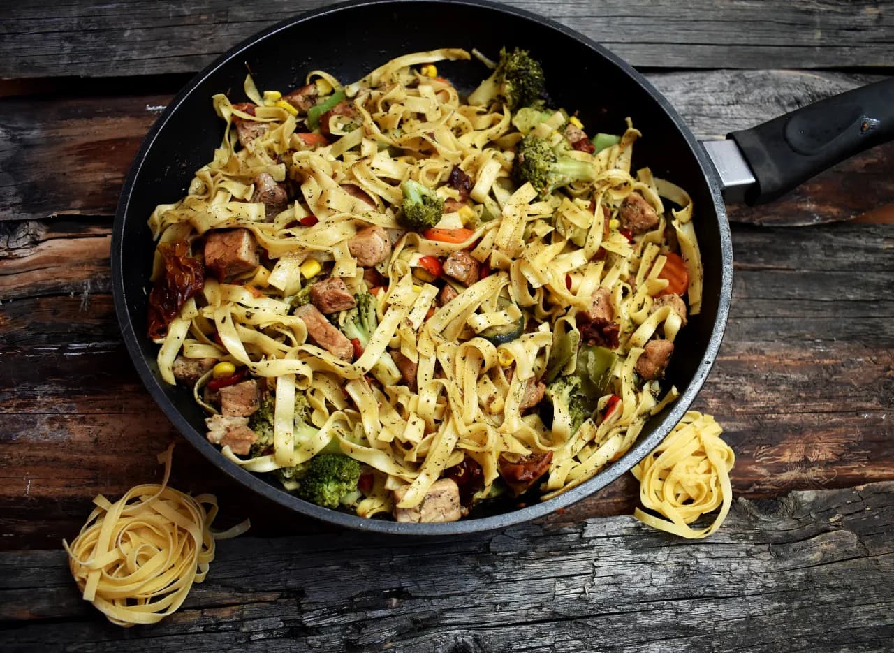 Co zrobić z makaronu i schabu? Pyszne przepisy na smaczne dania