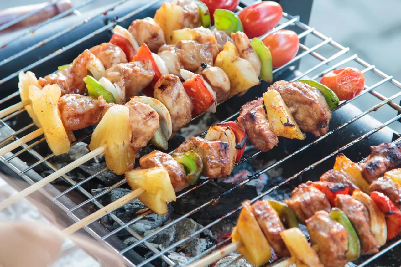 Z czego szaszłyki? Odkryj najlepsze składniki na grillowanie