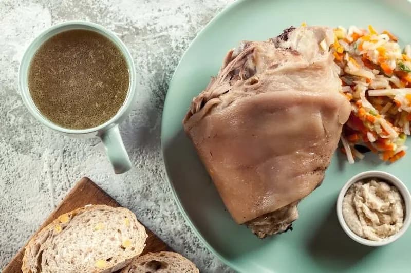 Ile gotować golonkę, aby była idealnie miękka i soczysta?