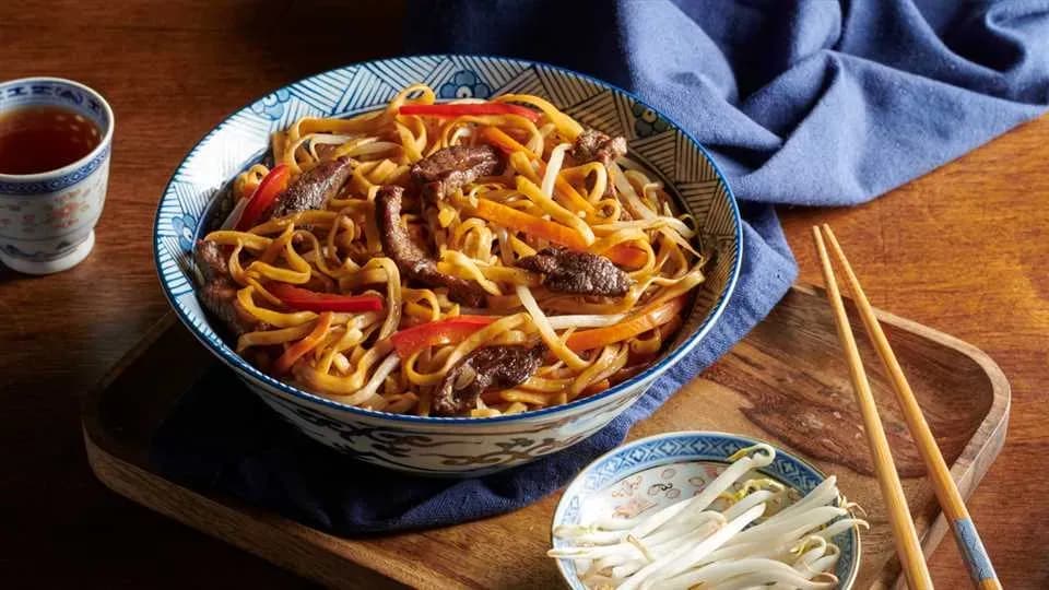 Pyszny przepis na chow mein z wołowiną, który pokochasz od pierwszego kęsa