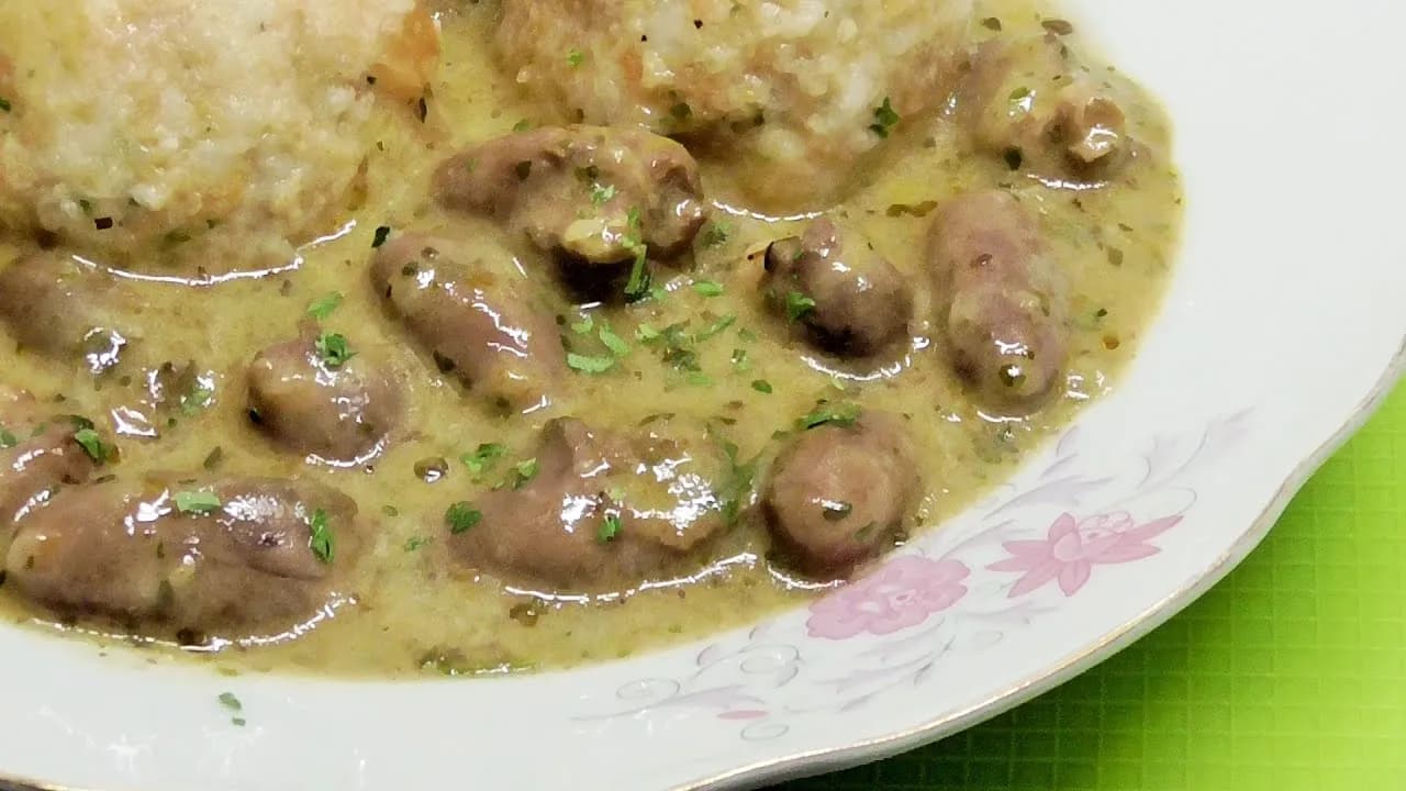 Prosty gulasz z serc drobiowych – smaczny przepis na obiad bez wysiłku