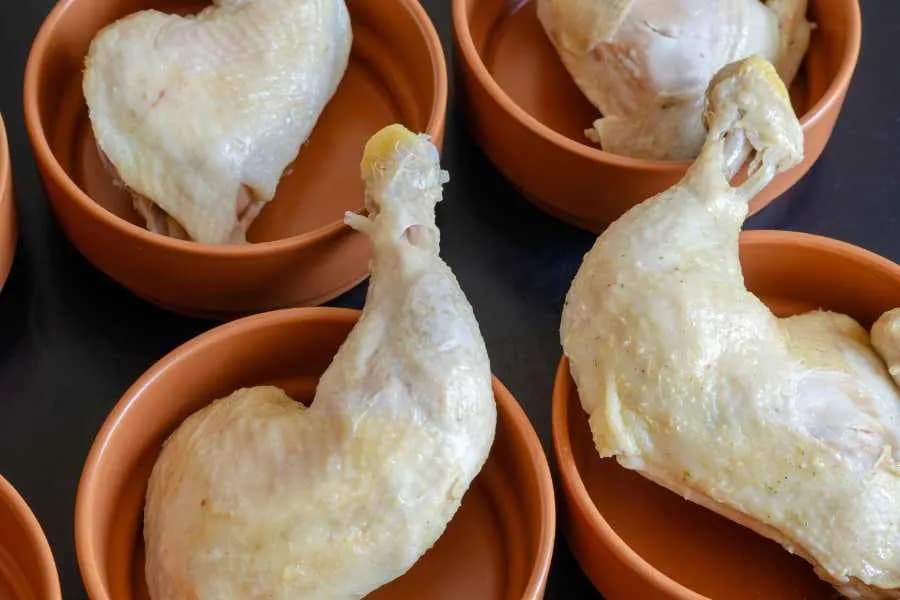 Ile gotować udko z kurczaka, aby było soczyste i miękkie?