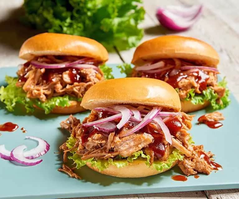 Pyszny burger z szarpaną wołowiną - proste przepisy i porady kulinarne